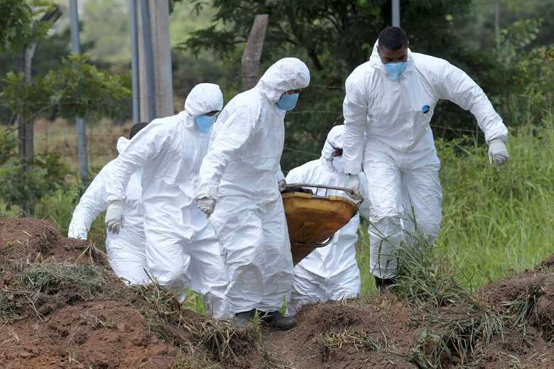 Equipes continuam trabalhando no resgate de corpos e tentativa de identificação