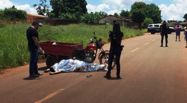 O homem transitava em sua motocicleta quando foi alcançada pelo pistoleiro