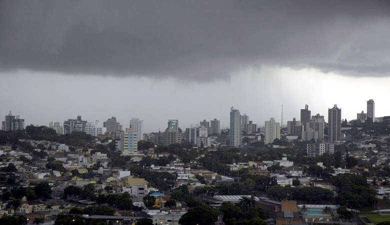 Céu parcialmente nublado na capital