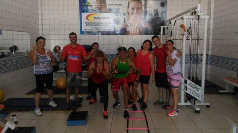 Grupo da academia do parque e o casal Cleicy Nascimento de Souza e Alan Righez