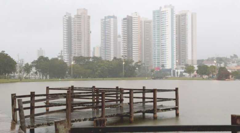 Quinta-feira amanhece com céu fechado e tempo permanece instável na capital