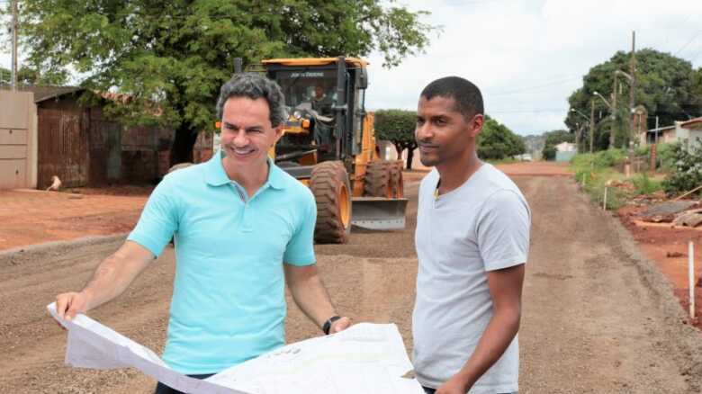 O prefeito Marquinhos Trad acompanha as obras de asfalto e recapeamento