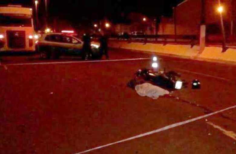 O motociclista morreu na hora após colidir com traseira de caminhão
