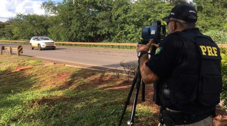 Policiais rodoviários federais intensificam fiscalizações durante o carnaval