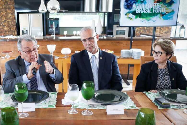 O presidente da CNA, João Martins, o embaixador de Israel, Yossi Shelley, e a ministra Tereza Cristina