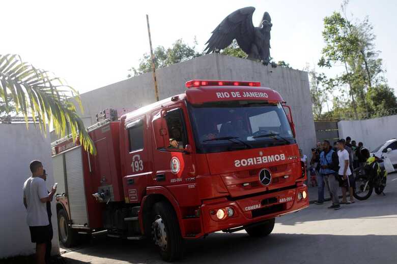 Bombeiros terminaram o trabalho de rescaldo no Centro de Treinamento do Flamengo