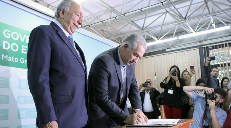 Pedro Chaves e Reinaldo Azambuja em ato de posse nesta sexta