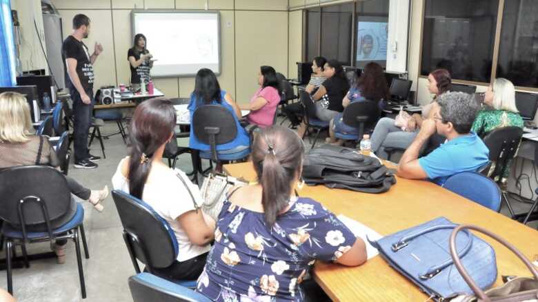 Com o tema “Reflexões Pedagógicas: diálogos entre a teoria e a prática”, o curso é ministrado para cerca de 7 mil profissionais