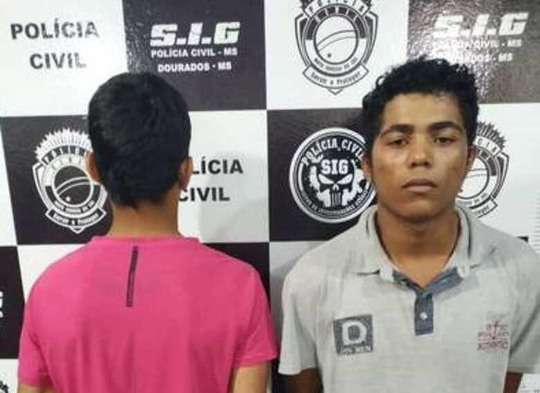 Um adolescente de 13 anos e Thalis Eduardo, de 19, se entregaram à polícia na segunda-feira