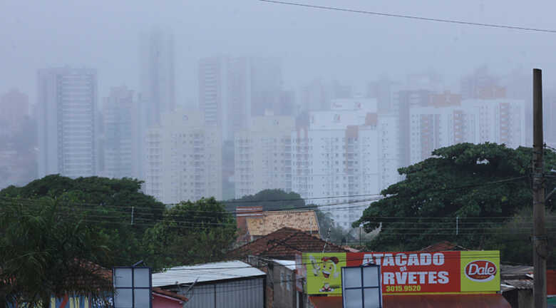 O tempo amanheceu nublado e nas partes mais altas da capital teve neblina