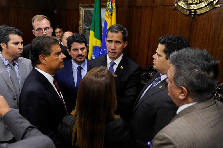“A Comissão de Relações Exteriores vai acompanhar o caso da Venezuela", disse Nelsinho ao se despedir de Guaidó