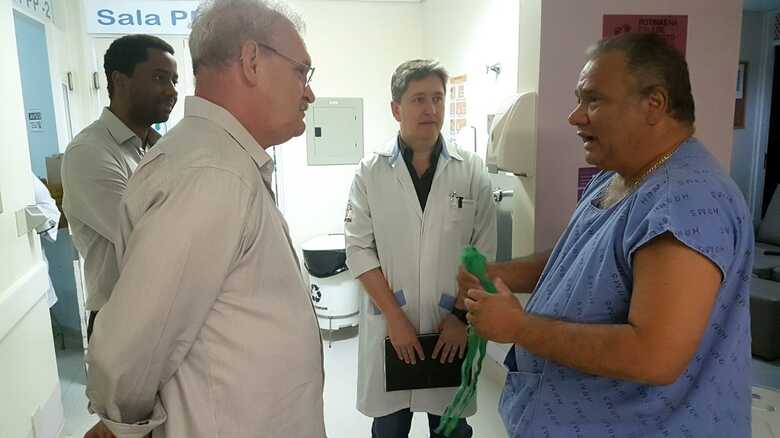 Geraldo Resende conversa com integrantes da equipe do Hospital Regional de Mato Grosso do Sul