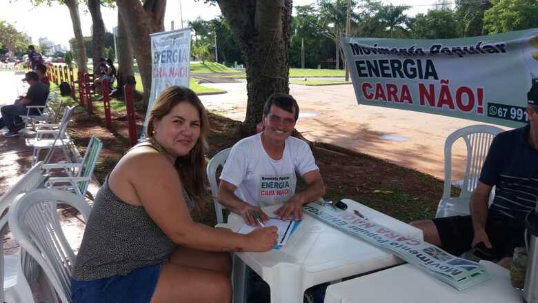Grupo coletando assinatura nos altos da avenida Afonso Pena, em Campo Grande