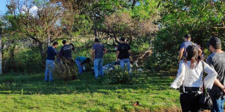 A autora matou a vítima com vários golpes na cabeça, depois arrastou o corpo para trás de uma árvore em um terreno e cobriu com lixo