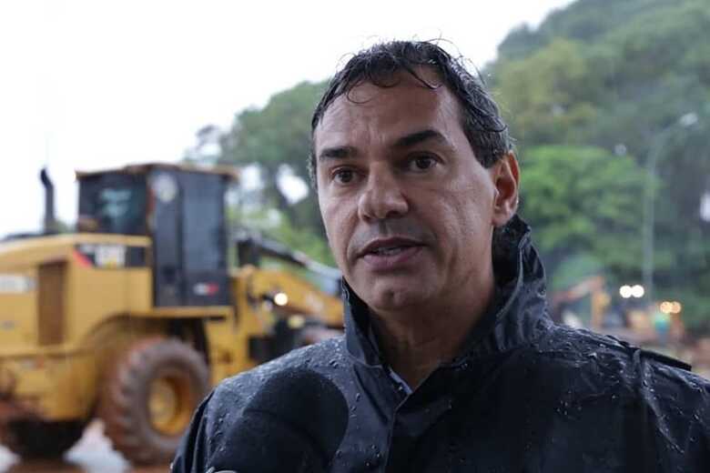 O prefeito mobilizou 130 trabalhadores para limpeza e desobstrução de vias castigadas pela forte chuva