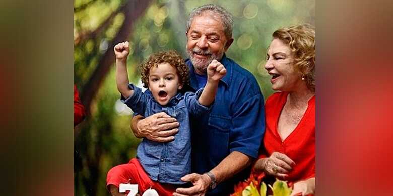 Lula, o neto Arthur, e dona Marisa no aniversário de 70 anos do ex-presidente