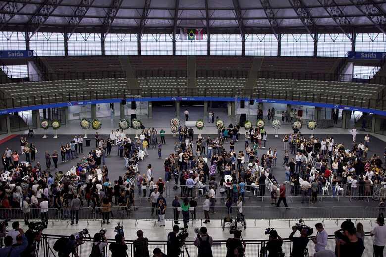 Os corpos sendo velados na Arena Suzano