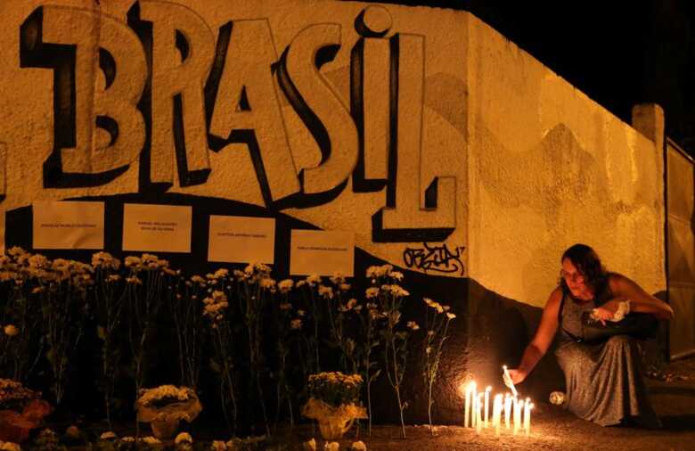 Homenagem às vítimas do tiroteio na escola Raul Brasil em Suzano, São Paulo