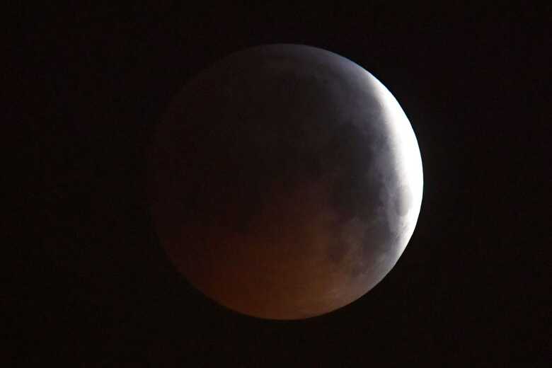 O fenômeno é possível porque a Terra e a Lua se alinham, criando um eclipse lunar total