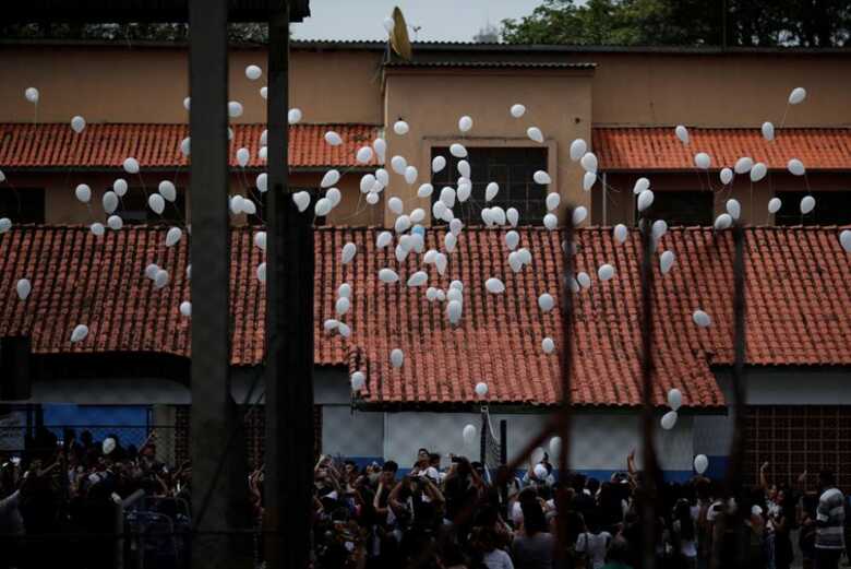 Alunos soltaram balões brancos em homenagem às vítimas