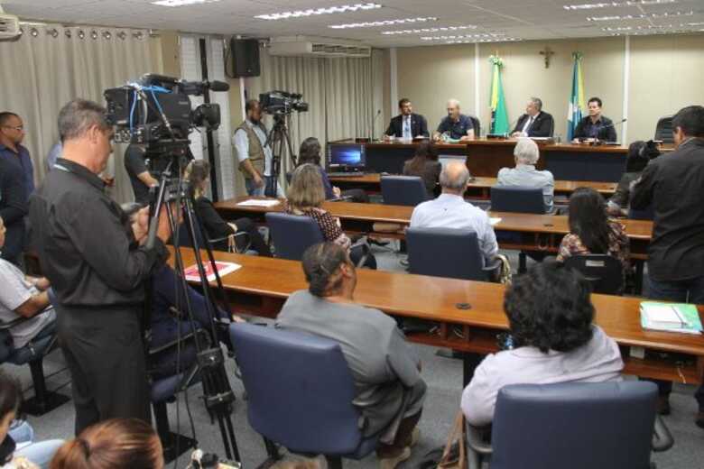 Os parlamentares e equipe da SES, acompanhados pelo secretário Geraldo Resende