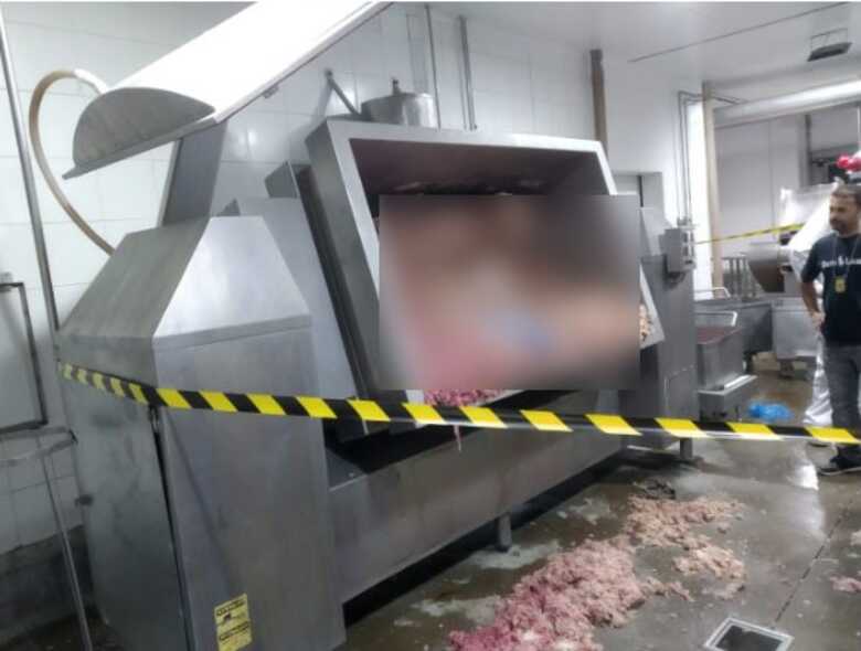 Dentro da máquina havia algumas carnes, que foram misturadas com partes do corpo de Rodrigo