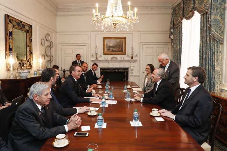 Presidente Jair Bolsonaro e comitiva durante encontro com Luis Almagro