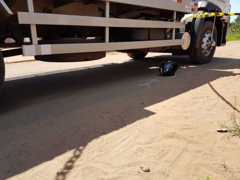 Capacete da vítima voou cerca de três metros de onde o motociclista caiu