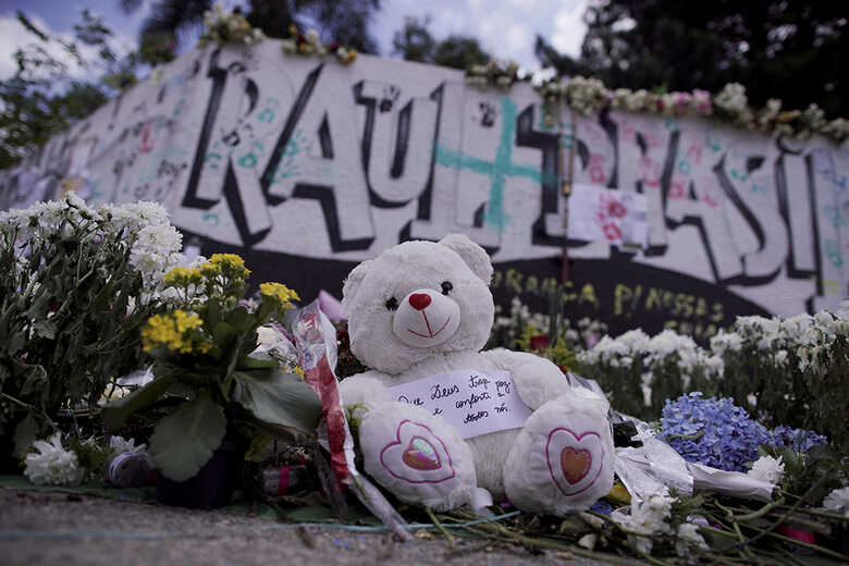 Homenagens às vítimas do massacre que matou oito; os dois assassinos também morreram