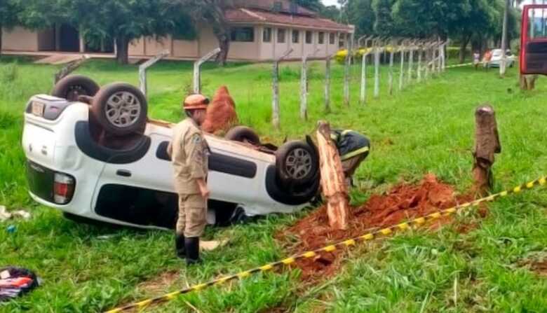 O veículo foi parar na vegetação à beira da pista