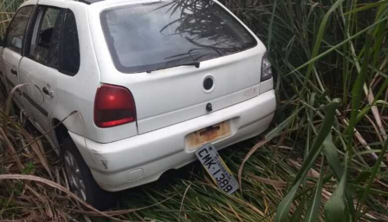 A equipe policial encontrou o automóvel, com placas de Chapadão do Sul, escondido no meio de um canavial