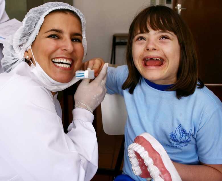 Cuidados com os dentes deve ser feito desde a infância