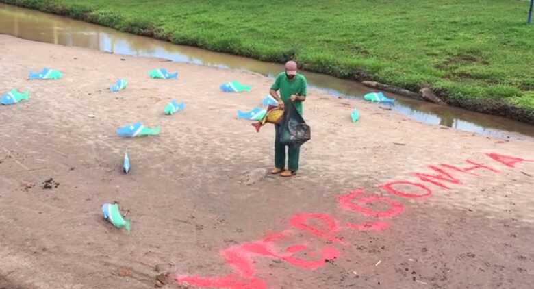 Um funcionário foi flagrado por um internauta retirando os peixes do local