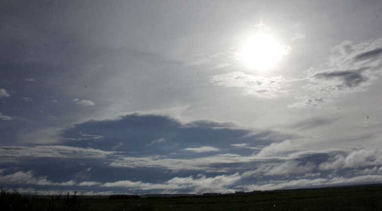 O dia amanhaceu pouco nublado e com sol entre nuvens