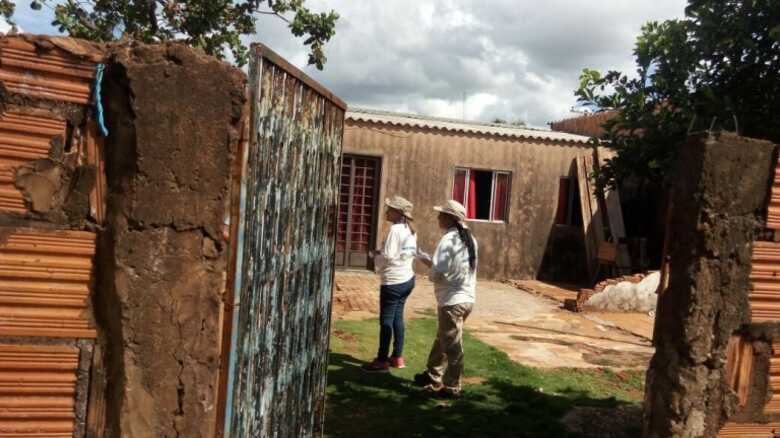 A equipe está percorrendo os bairros e conscientizando famílias sobre o combate a dengue