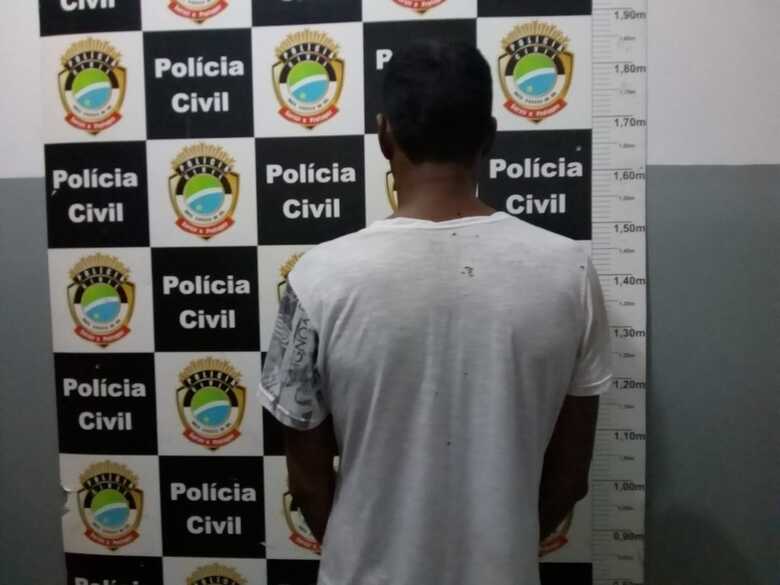 O homem foi preso e encaminhado a delegacia de Polícia Civil, em Ladário