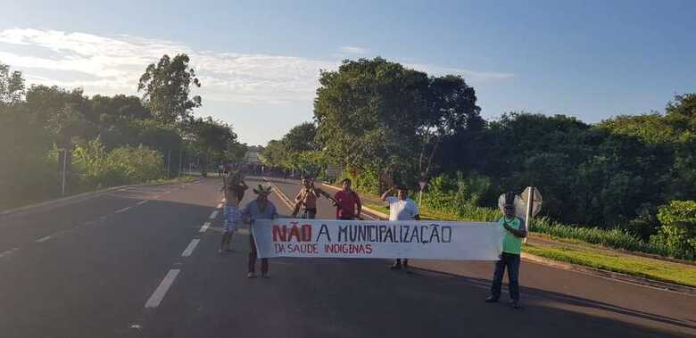 O bloqueio em Miranda reuniu cerca de cem índios