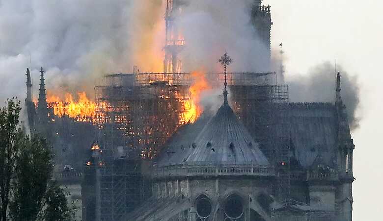 A fumaça pode ser vista no topo da catedral que fica no centro de Paris
