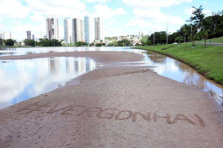 Lago assoreado é motivo de diversas manifestações