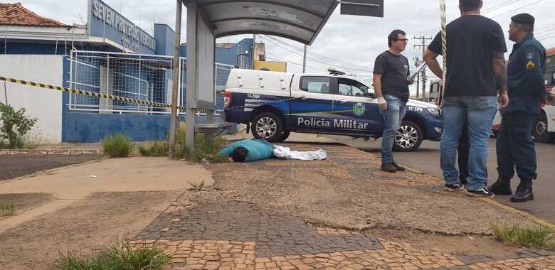 O corpo do homem foi achado em um ponto de ônibus