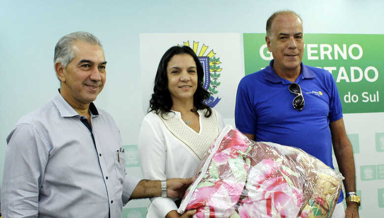 Governador Reinaldo Azambuja, primeira-dama Fátima Azambuja e o membro do Rotary Club, Eliezer Merlo de Carvalho