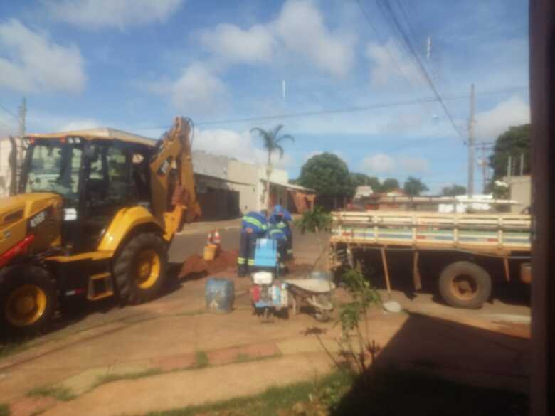 A equipe reconstruiu a rede de esgoto e instalou uma tampa de bueiro no local