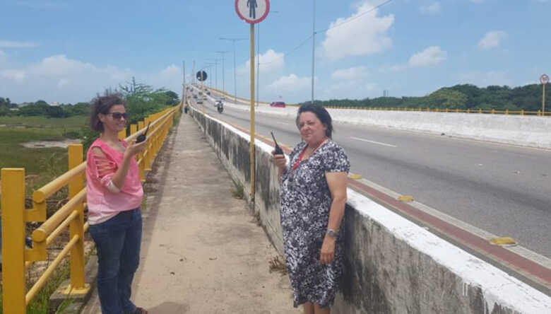 O grupo usa rádios comunicadores e se revezam em turnos na vigília