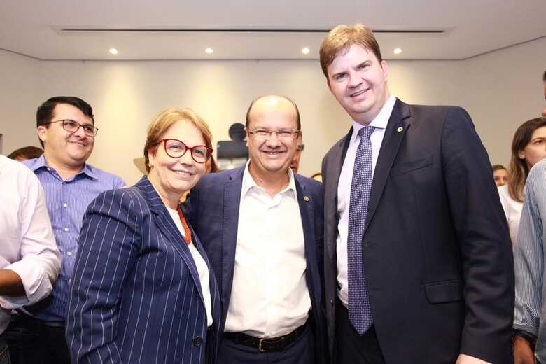 O deputado Barbosinha e os ministros Gustavo Canuto e Tereza Cristina
