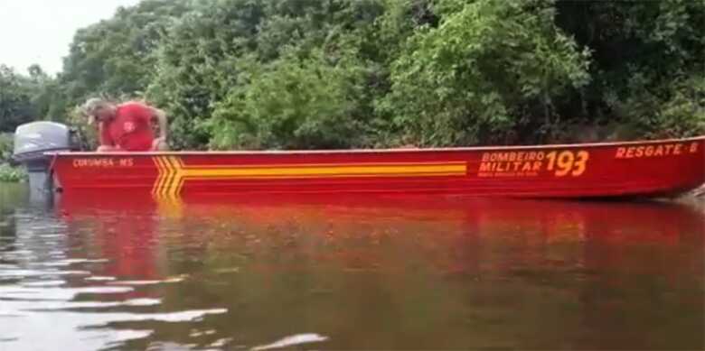 Equipes dos Bombeiros tentam encontrar o corpo do jovem