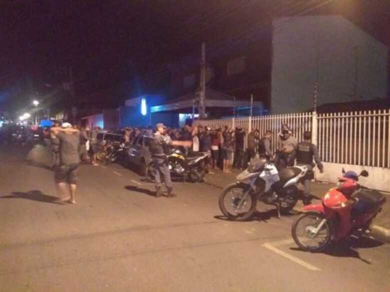 Quando a polícia chegou ao local teve início a confusão e reforço teve de ser pedido para conter o grupo