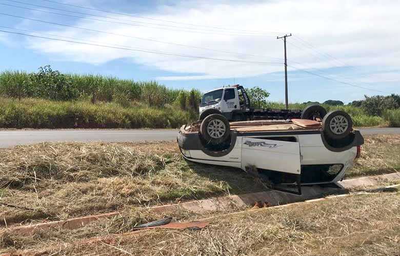 O veículo parou às margens da pista