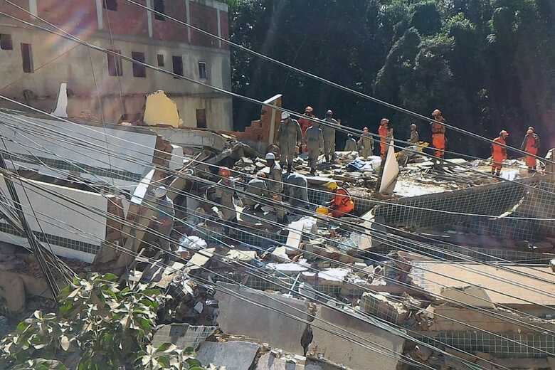 Pelo menos duas pessoas morreram no desabamento que aconteceu nesta manhã