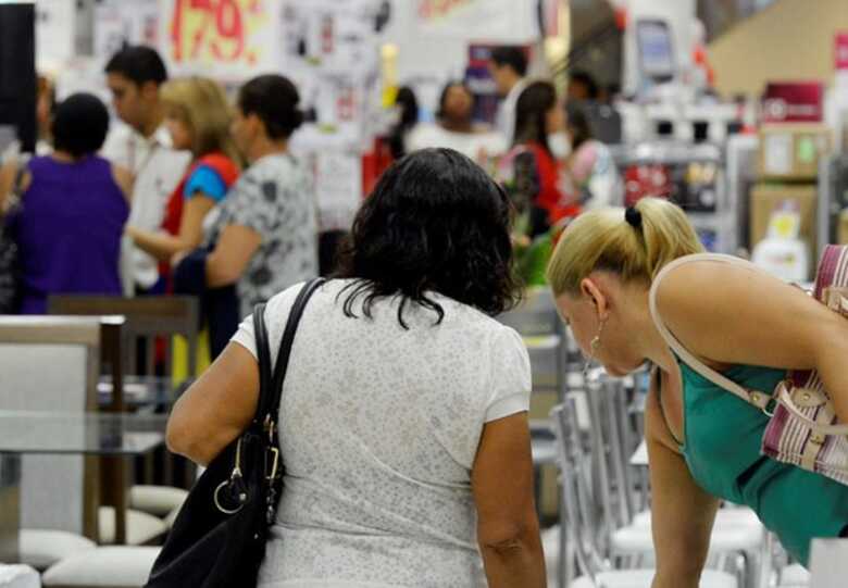 O desemprego, a taxa de juros e a recuperação lenta da economia são fatores que diminuem o consumo
