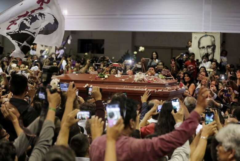 Políticos e simpatizantes prestam últimas homenagens ao ex-presidente peruano Alan Garcia